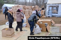 Волонтери сортуть речі