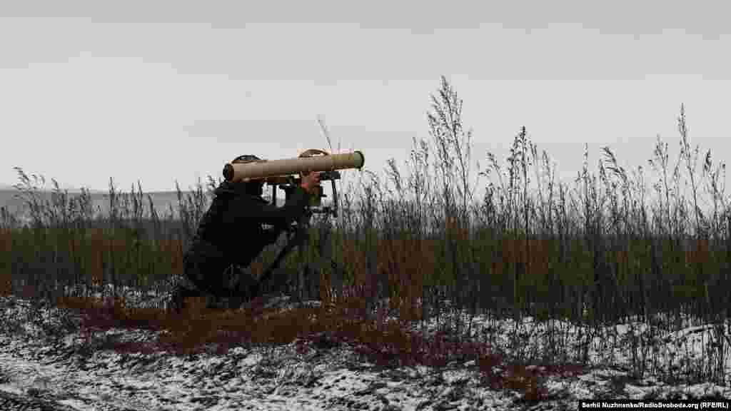 Між розповіддю бійці дістають протитанковий ракетний комплекс і виставляють його у бік противника, запримітивши ціль. Це були оборонні споруди противника. Пуск. Ракета полетіла у ціль.&nbsp;