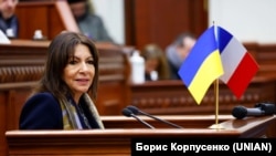 Анн Ідальго висловила впевненість, що Міжнародний олімпійський комітет «зможе підтримати цю позицію». На фото Анн Ідальго під час виступу в Київраді, 9 лютого 2023 року