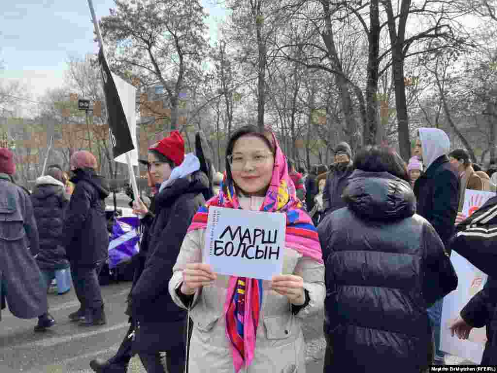 Участница акции держит плакат с надписью: &laquo;Марш болсын&raquo; (&laquo;Маршу быть)&raquo;. Алматы, 5 февраля 2023 года