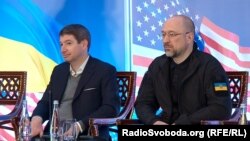 Скотт Нейтан (л) із Американської корпорації з фінансування міжнародного розвитку каже про налаштованість реалізовувати різні проєкти в Україні у найближчі місяці й роки