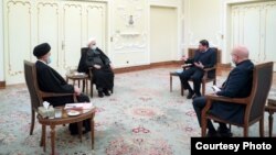 حضور محمد مخبر (راست،‌ وسط) در این جلسه مورد توجه بسیار قرار گرفت 