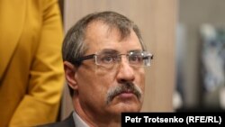 Евгений Жовтис Азаттық радиосының Қаңтар құрбандарына арналған іс-шарасында. Алматы, 1 маусым 2022 жыл. Бұл шарада редакция құрбандардың тізімін ұсынған. Билік Қаңтар оқиғасында қаза тапқандардың фамилиясын тамыз айында ғана жариялады.