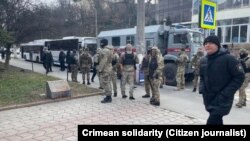 Російські силовики під будівлею суду в Сімферополі, 25 січня 2023 року