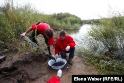 Отбор проб почвы и донных отложений в реке Нуре независимыми экспертами из Чехии