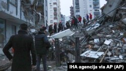 Рятувальні команди намагаються дістатися до мешканців усередині зруйнованих будівель в Адані, Туреччина, 6 лютого 2023 року