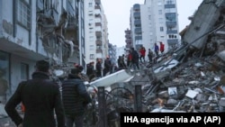 Катуу жер титирөөдөн кийин издөө-куткаруу иштери уланууда.