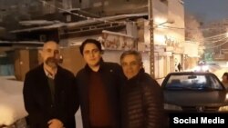 محمد رسول‌اف به همراه اکبر نعیمی، فعال مدنی، و مصطفی عبدی از دراویش گنابادی پس از آزادی مقابل زندان اوین