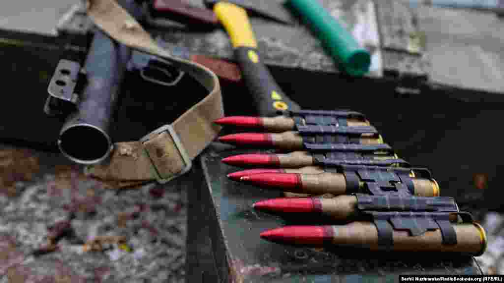 В першу чергу в дію вступає старе радянське озброєння, яке завжди споряджене і готове до бою. Як, до прикладу, крупнокаліберні кулемети (12.7 мм) Дегтьярова-Шпагіна (ДШК) та гранатомети.&nbsp;