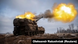 Українські військовослужбовці ведуть вогонь із польської САУ «Краб» по позиціях армії РФ на передовій у Донецькій області, 17 січня 2023 року