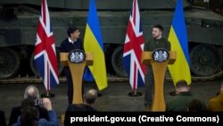 Президент України Володимир Зеленський (ліворуч) і премʼєр-міністр Великої Британії Ріші Сунак під час пресконференції, 8 лютого 2023 року
