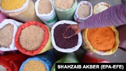 از فروردین ۱۴۰۱ تا ۱۴۰۲، ایران با «تورم واقعی» ۲۰ درصد، پس از لبنان، زیمبابوه، روآندا و مصر، در رتبه پنجم بدترین کشور جهان قرار گرفته است
