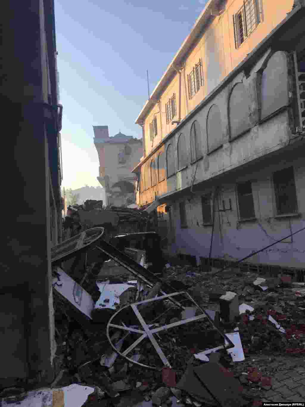 Yıqılğan binalar arasında qısmen turğan caminiñ minareti zar-zor körüne