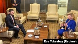 Ukrayına Yuqarı Radasınıñ insan aqları vekâletlisi Dmıtro Lubinets Rusiye ombudsmeni Tatyana Moskalkovanen muzakereler vaqtında, Ankara, Türkiye, 2023 senesi yanvarniñ 11-i