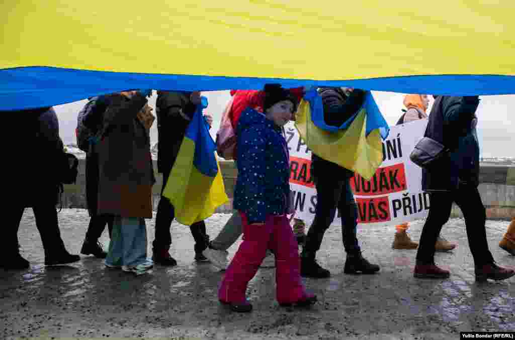 Діти бавилися та йшли під великим прапором&nbsp;