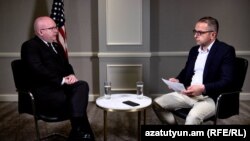 Исполняющий обязанности помощника госсекретаря США по делам Европы и Евразии Филип Рикер (слева) дает интервью корреспонденту Радио Азатутюн Саргису Арутюняну, Ереван, 10 июня 2021 г.
