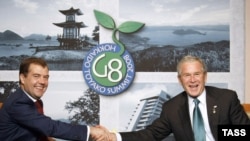 Президенти Росії Дмитро Медведєв та США Джордж Буш під час офіційної зустрічі на японському острові Хокайдо, 7 липня 2008 р.