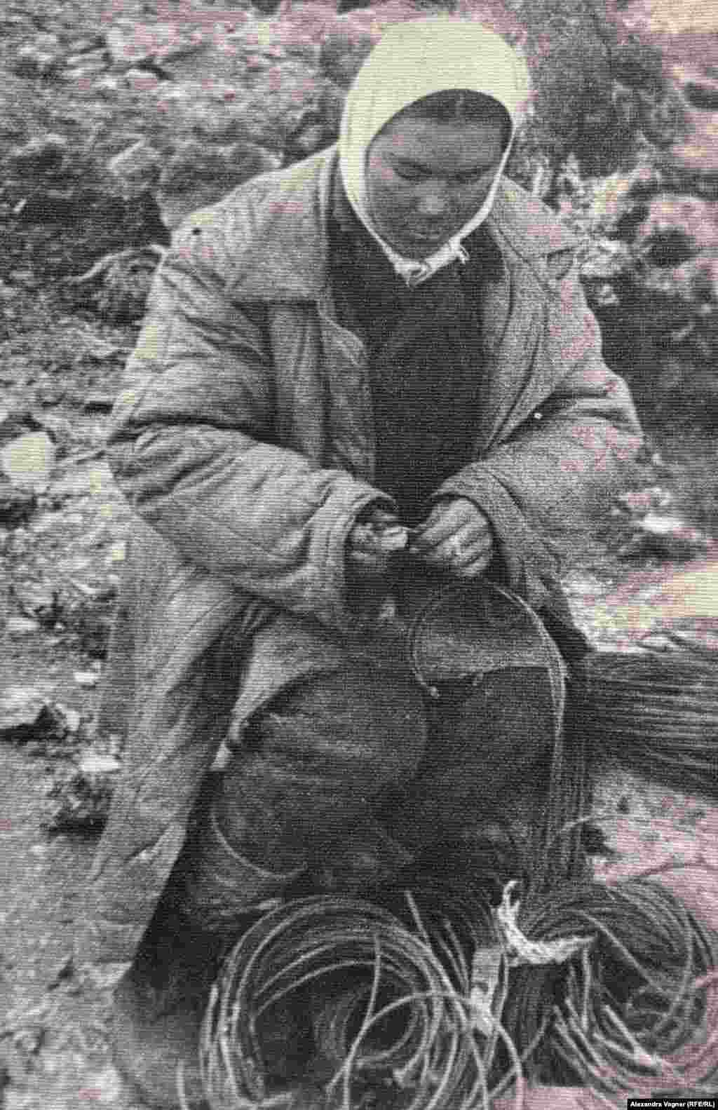 Aýal demirýoluň gurluşygynyň barşynda, daşlary ýumurmak üçin ulanylan dinamiti taýýarlaýar. &nbsp;