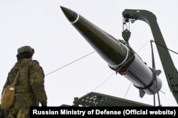 بارگذاری موشک بالیستیک کوتاه‌برد اسکندر-اِم