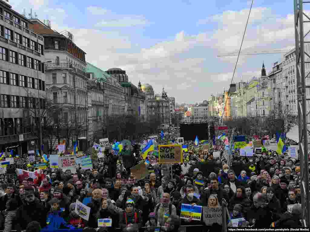 Чехія. На мітинг у Празі проти вторгнення Росії в Україну вийшло близько 60 тисяч людей