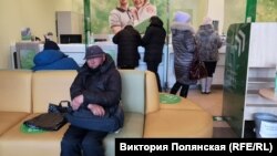 Жители Бурятии в Сбербанке, Улан-Удэ, 28 февраля 2022 года.