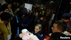 30-річна Оксана з немовлям віком 7 днів на українсько-польському кордоні, Перемишль, 26 лютого 2022 року