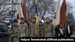 Із загиблим бійцем прощалися сотні односельців. В останній путь проводили з військовим оркестром