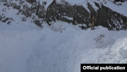 Жалал-Абадда февралдагы кар көчкүдөн кийин тартылган сүрөт. 