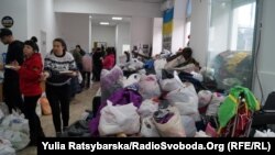 Як розповів Радіо Свобода один із координаторів штабу Павло Медвідь, у перший день роботи, 24 лютого, штаб прийняв понад сто людей