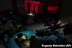 Люди у бомбосховищі Маріуполя