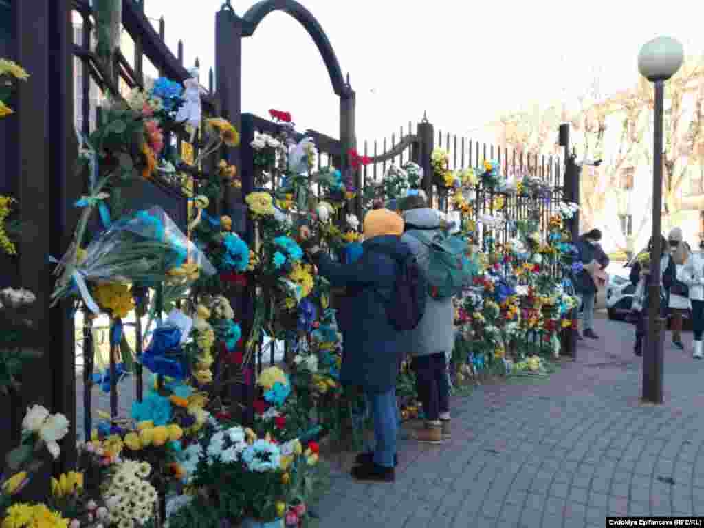 Минскидаа яшәүчеләр Украина илчелегенә чәчәкләр китерә