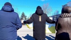 Пікет у падтрымку Ўкраіны падчас галасаваньня ў Заслаўі (Менская вобласьць) 27 лютага