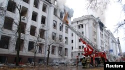 Харьковдогу артиллериялык аткылоого кабылган окуу жайдын имараты, 2-март 2022-жыл.