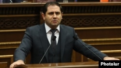 Պաշտպանության նախարար Սուրեն Պապիկյանը խորհրդարանում, արխիվ