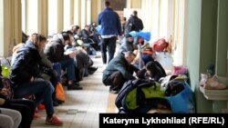 Біженці на залізничному вокзалі в Перемишлі