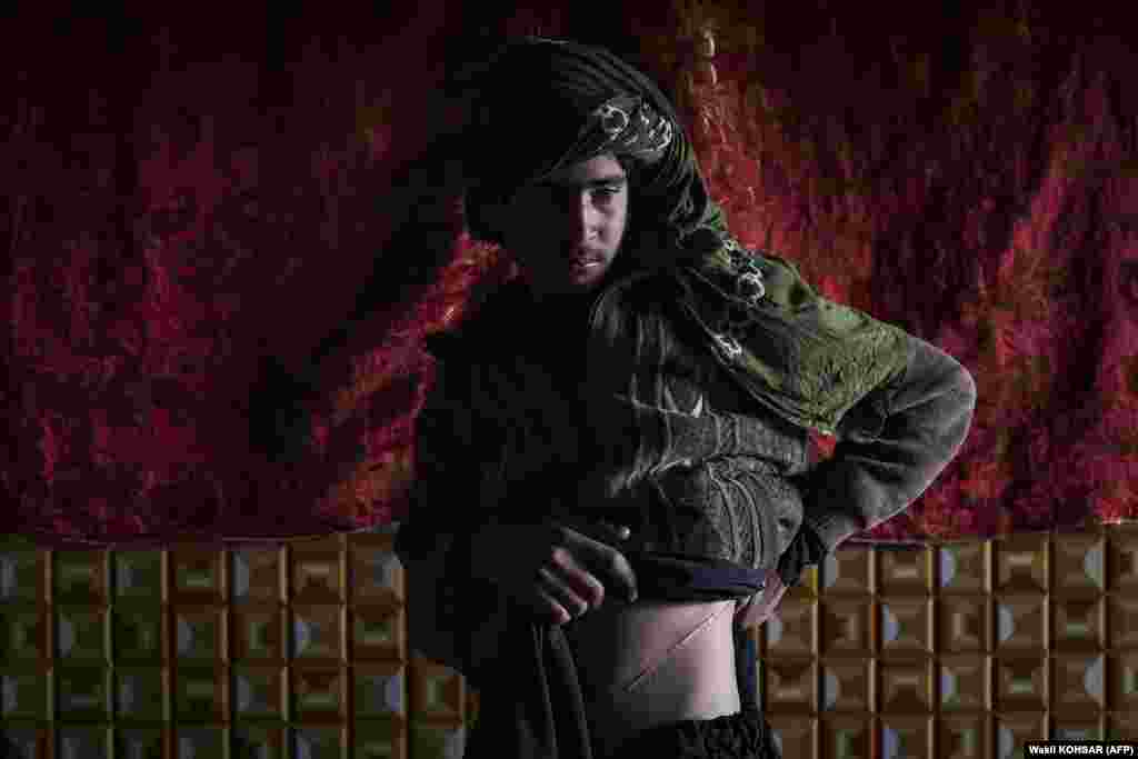 Безработный, погрязший в долгах и изо всех сил пытающийся прокормить своих детей, Нооруддин чувствовал, что у него нет другого выбора, кроме как продать почку, став одним из растущего числа афганцев, готовых пожертвовать органом, чтобы спасти свои семьи. (AFP/Вакил Кохсар)