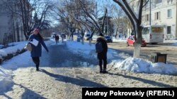 В середине дня снег начинает таять