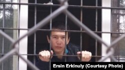 Шинжаңдагы кайра тарбиялоочу лагерге түшүп чыккан этникалык казак Эсин Эркин уулу. 
