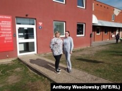 Оксана Малюта (слева), беженка из Украины, с сотрудницей общежития футбольного клуба «Славия Прага», где разместили бежавших из Украины. 3 марта 2022 года