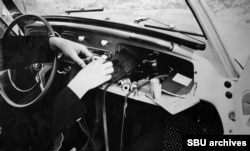 Фотография сопровождалась подписью, в которой подробно рассказывалось о том, как тайно обыскали Volkswagen Макинена, пока он находился в соседнем здании