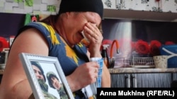 Украинада каза болгон орусиялык жоокер Максим Ханыгиндин апасы Людмила Ханыгина. 2022-жыл. 