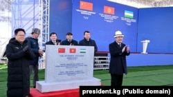Президент Садыр Жапаров жана Кытай менен Өзбекстандын өкүлдөрү курулуш үчүн коюлган атайын ташты ачып, темир жол долбооруна символикалуу түрдө старт беришти.