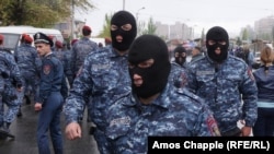 Armenia -- Police trying to stop protestors in cars and on foot from blocking a road in Yerevan, 21 April 2018.