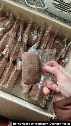 На кондитерській «Медовий дім» у Львові почали виробляти енергетичні батончики для військових