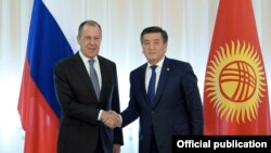 Президент Кыргызстана Сооронбай Жээнбеков и глава МИД Росии Сергей Лавров. 