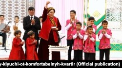 Jaý berlen maşgala. "Türkmenportal" neşiriniň fotosuraty