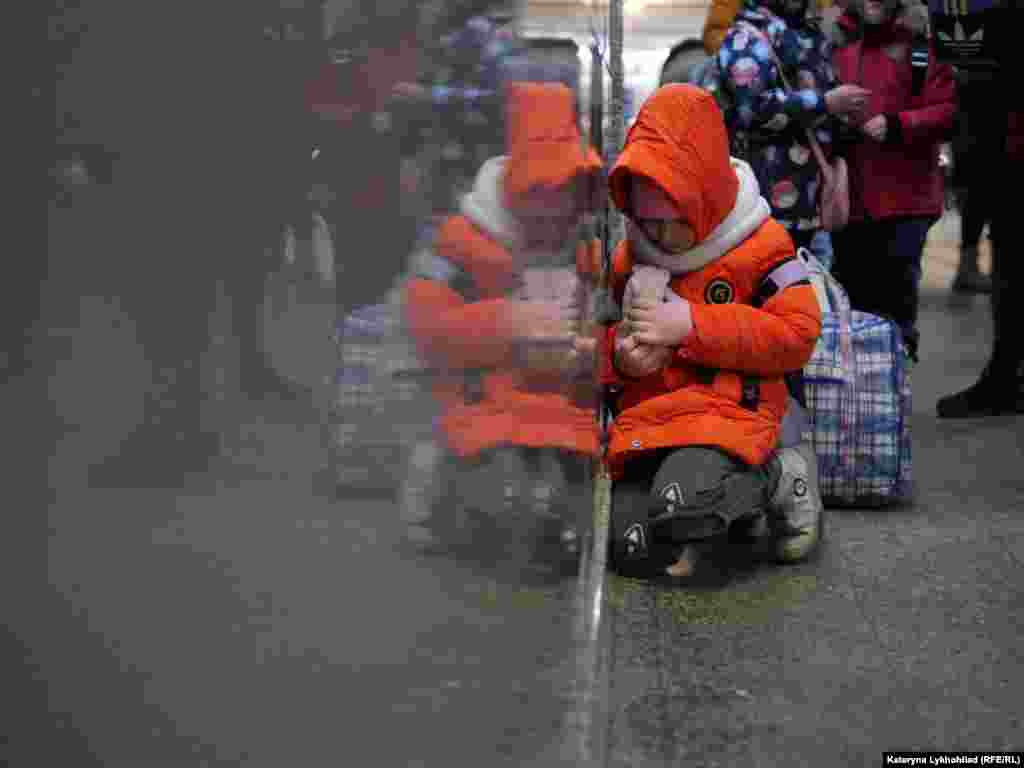 Тож переходи на залізничному вокзалі повністю забиті українцями, які або прибувають до країни, або вирушають далі