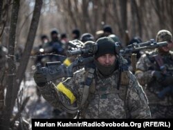 Українські військові ідуть на штурм одного із населених пунктів Київщини, де перебувають російські сили. 10 березня 2022 року