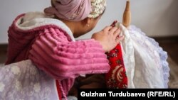 Баласын эмизген эне. Иллюстрация.