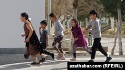 В Рамадан дети ходят по домам распевая «Я-ремезан», по традиции им принято давать сладости и деньги. 